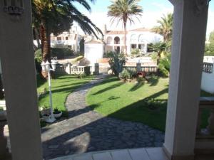 Gallery image of VILLA AMB AMARRE i JARDÍ in Empuriabrava