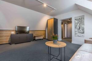 Postel nebo postele na pokoji v ubytování TATRA SUITES Boutique Suites Deforte Star View 302