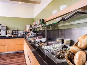 una cocina con un montón de comida en un mostrador en ibis Hotel Eisenach, en Eisenach