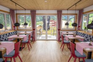 A restaurant or other place to eat at Das Kleemanns
