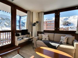 Appartement La Plagne, 3 pièces, 6 personnes - FR-1-455-104にあるシーティングエリア