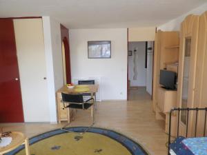 a living room with a table and a dining room at Ferienwohnung am Cambomare in Kempten