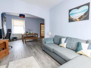 een woonkamer met een bank en een tafel bij Coastal Retreat in Weymouth