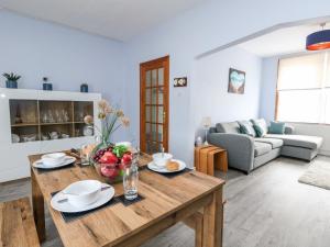een woonkamer met een tafel en een bank bij Coastal Retreat in Weymouth