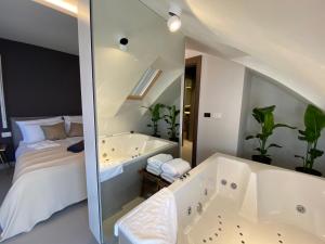 Postel nebo postele na pokoji v ubytování Korpa Deli Rooms SPA