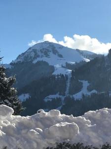 Blick auf einen Berg mit Schnee und Wolken in der Unterkunft Wittner's in Söll