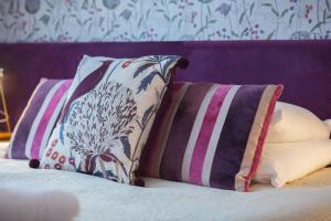 - un lit avec 2 oreillers dans l'établissement Chester House Hotel, à Bourton-on-the-Water