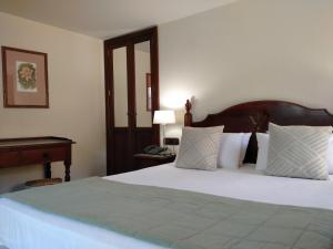 1 dormitorio con 1 cama grande y teléfono en Hotel Rural Victoria, en La Orotava