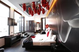 Una cama o camas en una habitación de Hotel Loob Madrid 22 fotos más