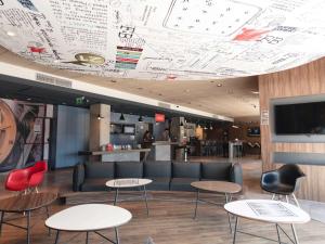 Area lounge atau bar di ibis Pilar