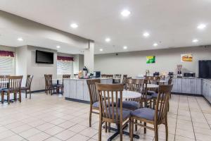 a restaurant with tables and chairs and a bar at Quality Inn & Suites Grove City-Outlet Mall in Grove City