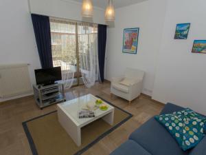 sala de estar con sofá, mesa y TV en Appartement Menton, 3 pièces, 6 personnes - FR-1-196-165 en Menton