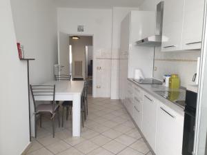 A kitchen or kitchenette at Casa Fiorella