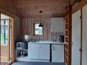 Kuchyň nebo kuchyňský kout v ubytování Rejkjær Camping Hytter & Lejligheder