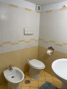 y baño con aseo y lavamanos. en B&B Casa Avallone en Nápoles