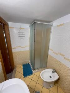 y baño con ducha, aseo y lavamanos. en B&B Casa Avallone en Nápoles