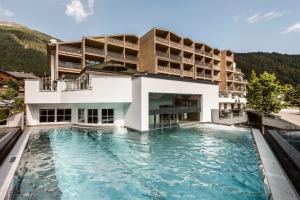 Bazén v ubytovaní Falkensteiner Hotel & Spa Falkensteinerhof alebo v jeho blízkosti