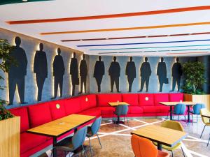 Uma área de estar em ibis Styles Istanbul Merter