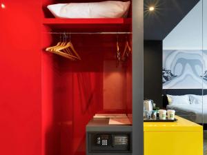 A cozinha ou cozinha compacta de ibis Styles Istanbul Merter