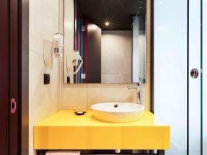 Łazienka z żółtym blatem i umywalką w obiekcie ibis Styles Istanbul Merter w Stambule