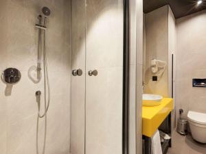 Um banheiro em ibis Styles Istanbul Merter