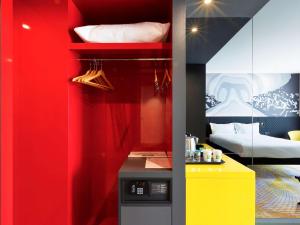 A cozinha ou cozinha compacta de ibis Styles Istanbul Merter