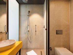 Um banheiro em ibis Styles Istanbul Merter