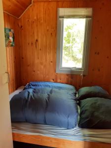Postel nebo postele na pokoji v ubytování Rejkjær Camping Hytter & Lejligheder + 37 fotografií