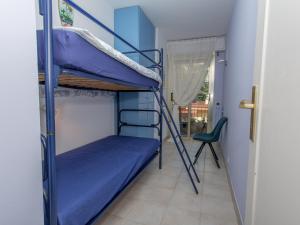 1 Schlafzimmer mit 2 Etagenbetten und einem Stuhl in der Unterkunft Appartement Menton, 3 pièces, 4 personnes - FR-1-196-251 in Menton