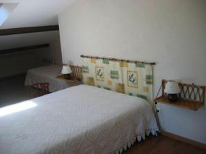um quarto com uma cama branca num quarto em Gîte Beausite-Deuxnouds Devant Beauzée, 3 pièces, 4 personnes - FR-1-585-4 