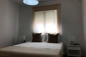 Postel nebo postele na pokoji v ubytování ÁTICO EN EL CENTRO, terraza 20 m2, garaje, Wi-Fi, AC