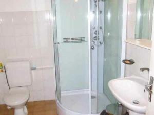 Un baño con ducha, inodoro y lavabo. en Élégante maison de maître XVIIIe, jardin clos 500m², nature, proche Puy-en-Velay, 11 pers., cosy & confort - FR-1-582-315, en Arsac-en-Velay 8 fotos más