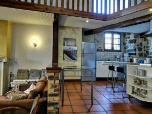 cocina con sofá y mesa en una habitación en Gîte Arsac-en-Velay, 4 pièces, 8 personnes - FR-1-582-315, en Arsac-en-Velay