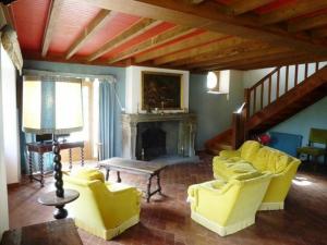 sala de estar con sillas amarillas y chimenea en Gîte Allègre, 5 pièces, 6 personnes - FR-1-582-133, en Allègre