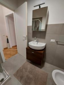 un baño con lavabo y espejo en Cocciu d'amuri Holiday house, en Palermo 40 fotos más