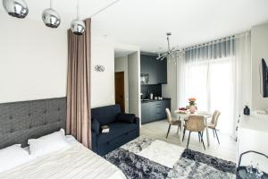 una camera con letto, tavolo e divano di NEW modern studio apartment in the Old Town Riga a Riga