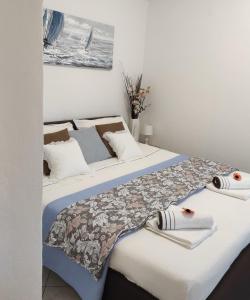two beds sitting next to each other in a bedroom at Romantic Apartment Sonja, Beachfront in Cesarica