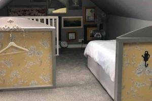 una camera con letto e struttura bianca di River View Cottage - cosy, sleeps 6, Sea View a Muff