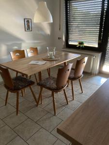 een houten tafel en stoelen in een kamer bij Haselnuss in Nahrendorf