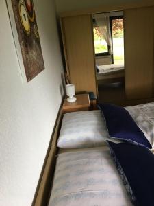 een bed in een kamer met een spiegel en een bed sidx sidx sidx bij Haselnuss in Nahrendorf