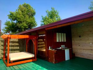 une cabine en bois avec un bureau sur une terrasse dans l'établissement Urke - Ada Bojana, à Ulcinj
