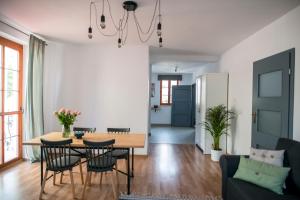 Posedenie v ubytovaní Apartamenty Centrum Biskupiec