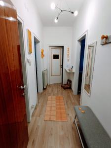 einen Flur mit weißen Wänden und Holzböden in der Unterkunft Casa Vacanza Due Elle - Casa Margherita in Triest