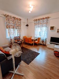 ein Wohnzimmer mit einem Sofa und einem Tisch in der Unterkunft Casa Vacanza Due Elle - Casa Margherita in Triest