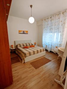 A bed or beds in a room at Casa Vacanza Due Elle - Casa Margherita