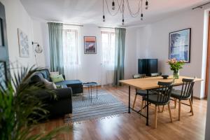 Televízia a/alebo spoločenská miestnosť v ubytovaní Apartamenty Centrum Biskupiec