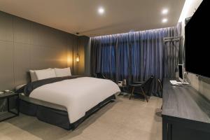 Gulta vai gultas numurā naktsmītnē Namyangju Aone Hotel