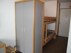 Cette chambre comprend 2 lits superposés et un placard. dans l'établissement Studio Brides-les-Bains, 1 pièce, 4 personnes - FR-1-512-132, à Brides-les-Bains