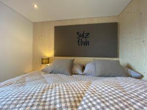 Tempat tidur dalam kamar di Gasthaus Sulzfluh