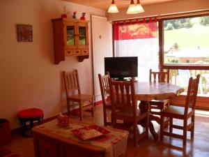 a dining room with a table and chairs and a television at Appartement Villard-de-Lans, 3 pièces, 4 personnes - FR-1-515-57 in Villard-de-Lans